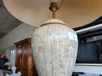 2 klassieke tafellampen met beige stenen voet met marmereffect en beige stoffen lampenkap, 80 cm hoog - afbeelding 4 van  5