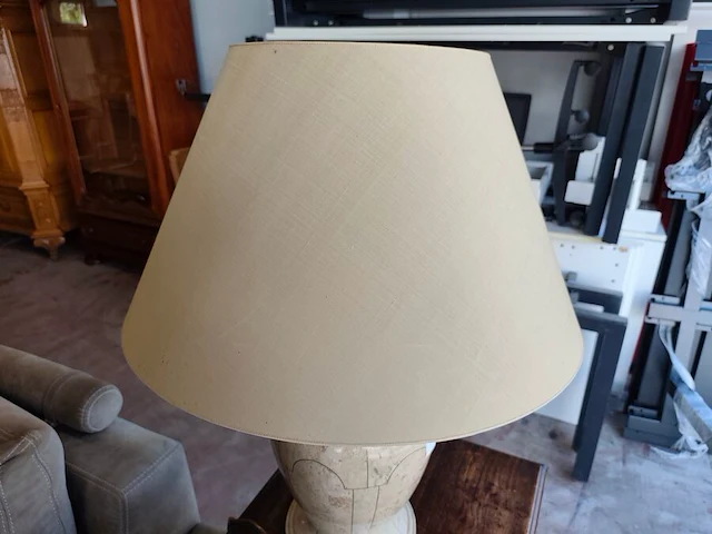 2 klassieke tafellampen met beige stenen voet met marmereffect en beige stoffen lampenkap, 80 cm hoog - afbeelding 5 van  5