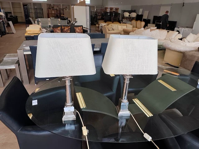 2 klassieke tafellampen met zilverkleurige metalen voet en witte rechthoekige stoffen kap ca. 60 cm hoog - afbeelding 1 van  5