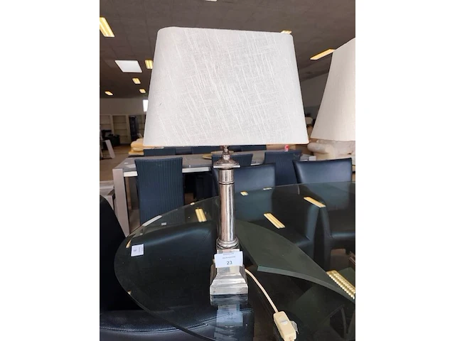 2 klassieke tafellampen met zilverkleurige metalen voet en witte rechthoekige stoffen kap ca. 60 cm hoog - afbeelding 2 van  5