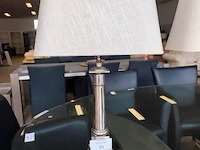2 klassieke tafellampen met zilverkleurige metalen voet en witte rechthoekige stoffen kap ca. 60 cm hoog - afbeelding 2 van  5