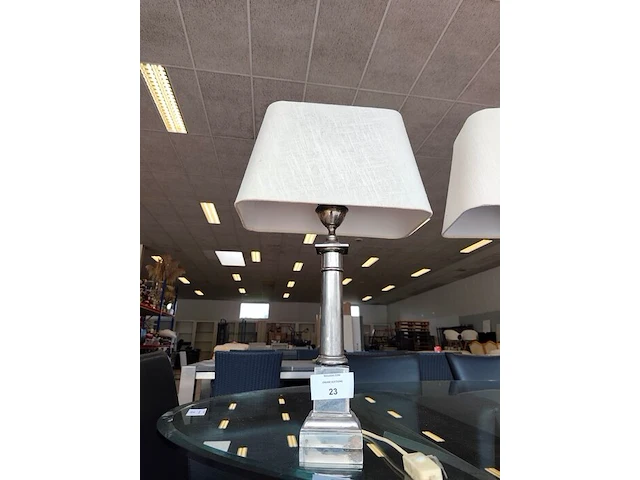 2 klassieke tafellampen met zilverkleurige metalen voet en witte rechthoekige stoffen kap ca. 60 cm hoog - afbeelding 3 van  5