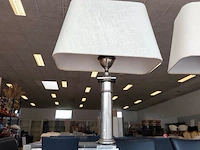 2 klassieke tafellampen met zilverkleurige metalen voet en witte rechthoekige stoffen kap ca. 60 cm hoog - afbeelding 3 van  5