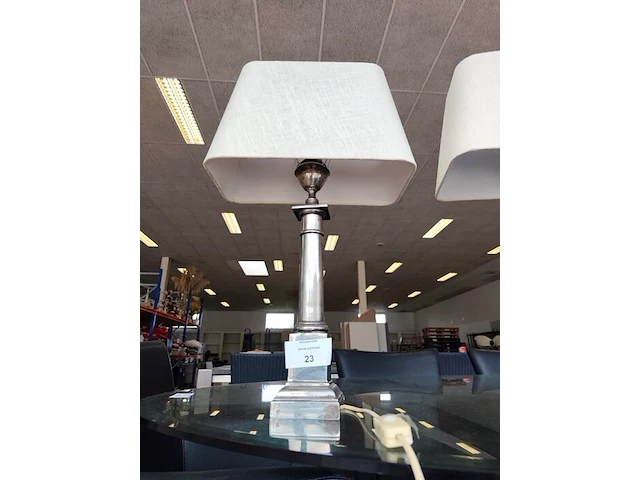 2 klassieke tafellampen met zilverkleurige metalen voet en witte rechthoekige stoffen kap ca. 60 cm hoog - afbeelding 4 van  5