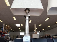 2 klassieke tafellampen met zilverkleurige metalen voet en witte rechthoekige stoffen kap ca. 60 cm hoog - afbeelding 4 van  5