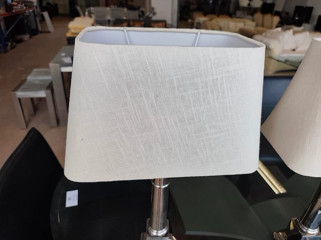 2 klassieke tafellampen met zilverkleurige metalen voet en witte rechthoekige stoffen kap ca. 60 cm hoog - afbeelding 5 van  5