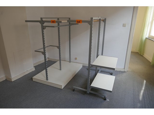 2 kledijrekken met legborden - afbeelding 1 van  5
