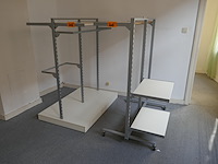 2 kledijrekken met legborden - afbeelding 1 van  5