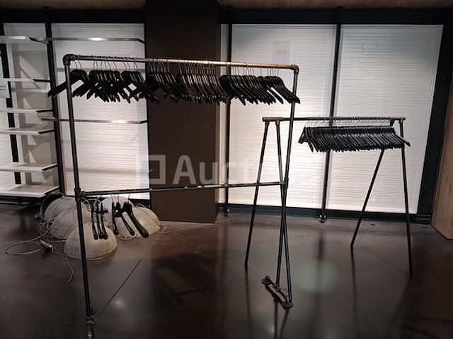 2 kledingrekken - afbeelding 1 van  1