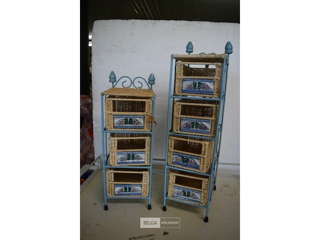 2 kleine ijzeren rekjes met rieten bakjes - afbeelding 1 van  4