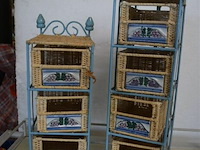 2 kleine ijzeren rekjes met rieten bakjes - afbeelding 1 van  4