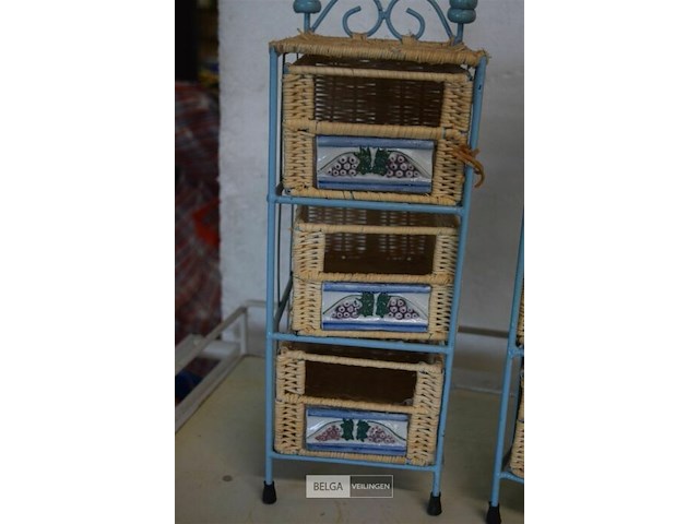 2 kleine ijzeren rekjes met rieten bakjes - afbeelding 2 van  4