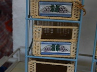 2 kleine ijzeren rekjes met rieten bakjes - afbeelding 2 van  4