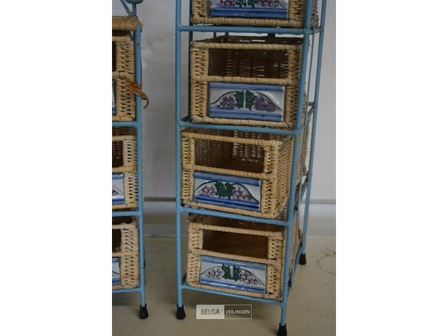 2 kleine ijzeren rekjes met rieten bakjes - afbeelding 3 van  4