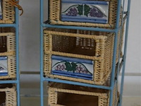 2 kleine ijzeren rekjes met rieten bakjes - afbeelding 3 van  4