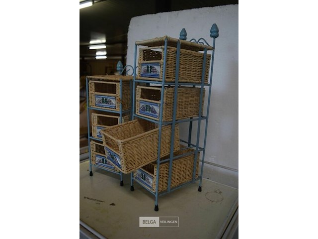 2 kleine ijzeren rekjes met rieten bakjes - afbeelding 4 van  4