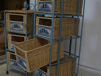 2 kleine ijzeren rekjes met rieten bakjes - afbeelding 4 van  4