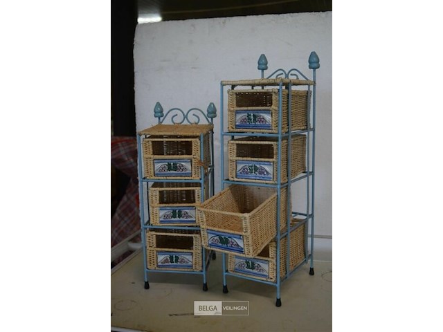 2 kleine ijzeren rekjes met rieten bakjes - afbeelding 1 van  4