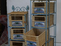 2 kleine ijzeren rekjes met rieten bakjes - afbeelding 1 van  4