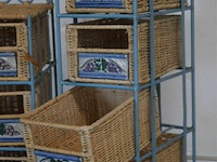 2 kleine ijzeren rekjes met rieten bakjes - afbeelding 2 van  4