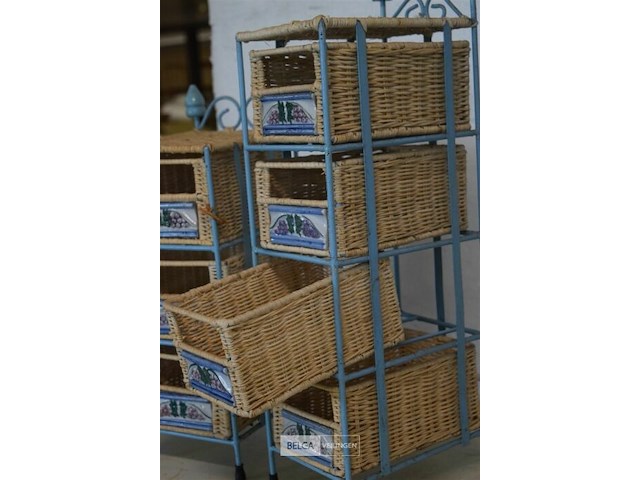 2 kleine ijzeren rekjes met rieten bakjes - afbeelding 3 van  4