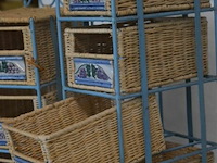 2 kleine ijzeren rekjes met rieten bakjes - afbeelding 3 van  4