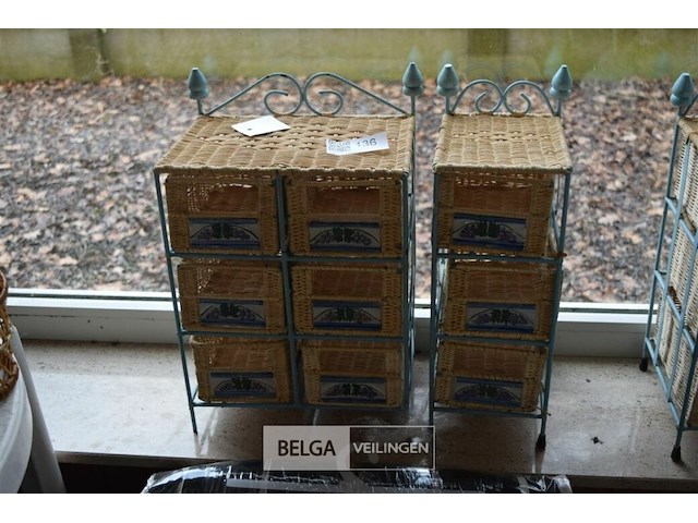 2 kleine ijzeren rekjes met rieten bakjes - afbeelding 1 van  4