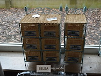 2 kleine ijzeren rekjes met rieten bakjes - afbeelding 1 van  4