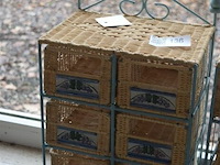 2 kleine ijzeren rekjes met rieten bakjes - afbeelding 2 van  4