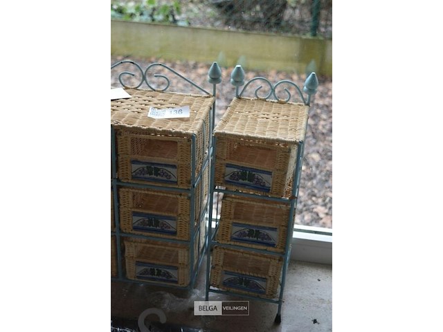 2 kleine ijzeren rekjes met rieten bakjes - afbeelding 3 van  4