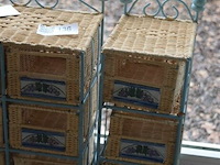 2 kleine ijzeren rekjes met rieten bakjes - afbeelding 3 van  4