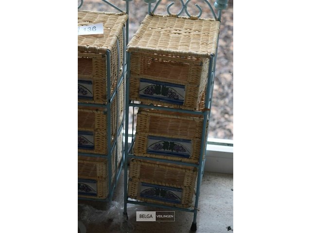 2 kleine ijzeren rekjes met rieten bakjes - afbeelding 4 van  4