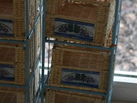 2 kleine ijzeren rekjes met rieten bakjes - afbeelding 4 van  4