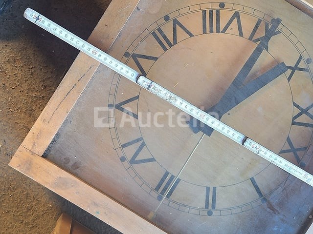2 klokken en een hoop antieke landbouwspeelgoed - afbeelding 1 van  11