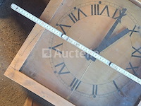2 klokken en een hoop antieke landbouwspeelgoed - afbeelding 1 van  11