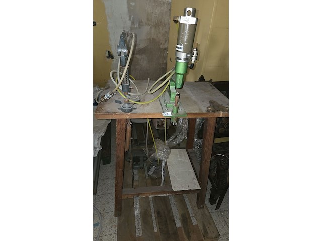 2 knopenmachines op onderstel - afbeelding 1 van  2