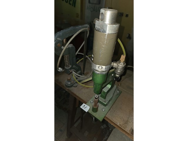 2 knopenmachines op onderstel - afbeelding 2 van  2
