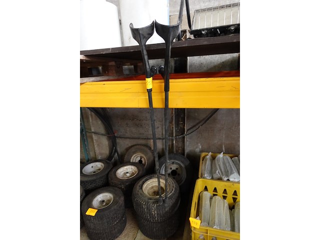 2 krikken - afbeelding 1 van  1