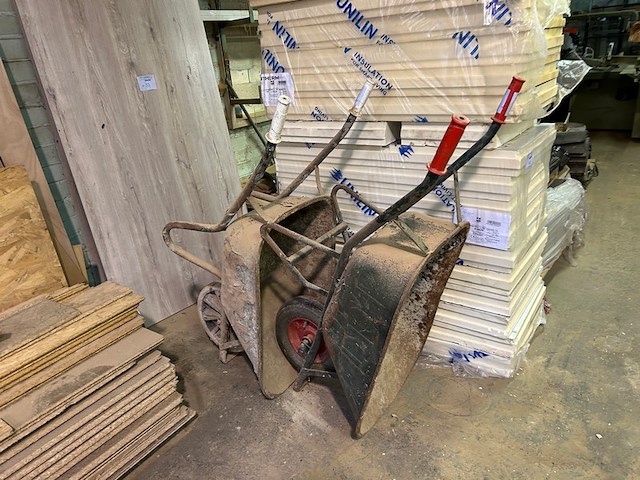 2 kruiwagens - afbeelding 1 van  3