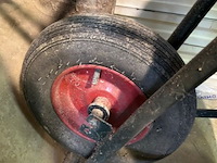 2 kruiwagens - afbeelding 2 van  3