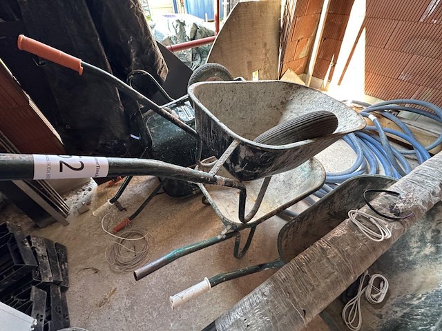 2 kruiwagens - afbeelding 1 van  2