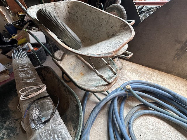 2 kruiwagens - afbeelding 2 van  2