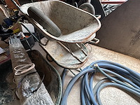 2 kruiwagens - afbeelding 2 van  2