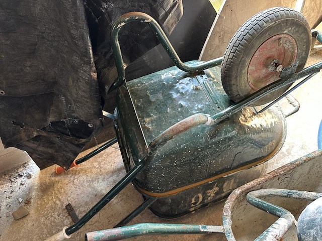 2 kruiwagens - afbeelding 1 van  1