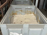 2 kunststof bakken incl inhoud (zand) - afbeelding 1 van  2