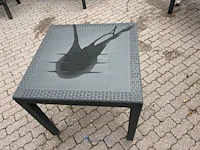 2 kunststof tuintafels - afbeelding 3 van  5