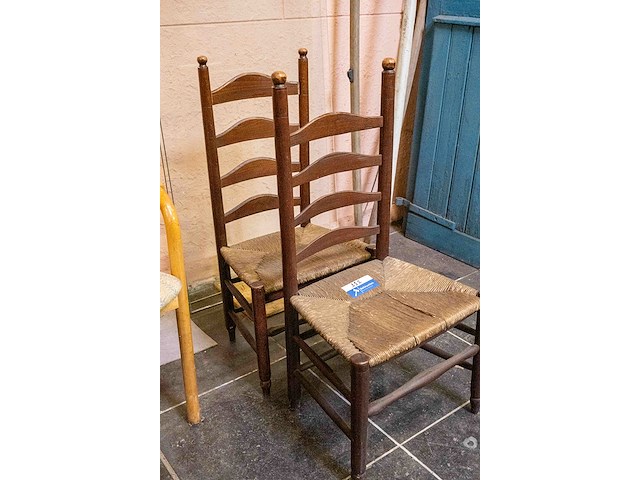 2 lage stoelen - afbeelding 1 van  4