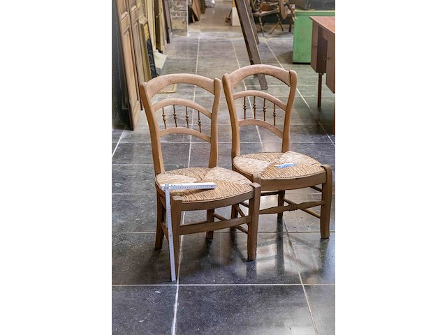 2 lage stoelen - afbeelding 1 van  3