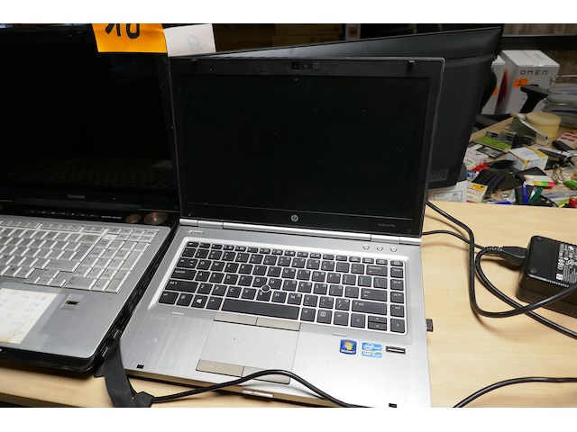 2 laptoppen met laders + docking station - afbeelding 2 van  5