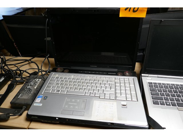 2 laptoppen met laders + docking station - afbeelding 3 van  5